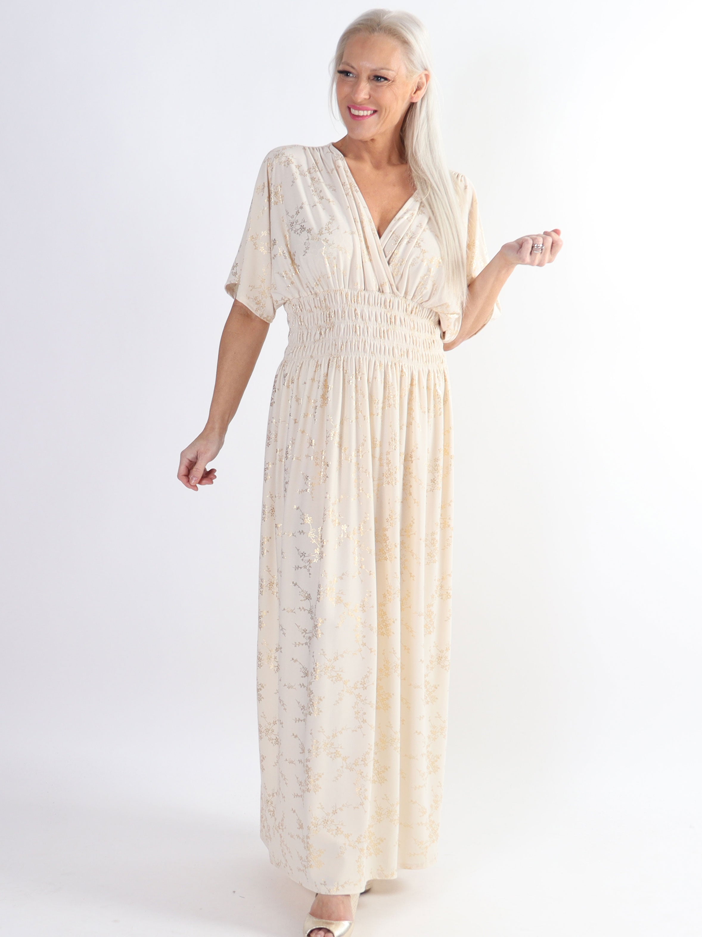 Pams Gold - Ensfarvet plus size kjole med gulddetaljer